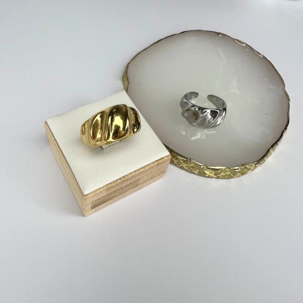 Wavy ring